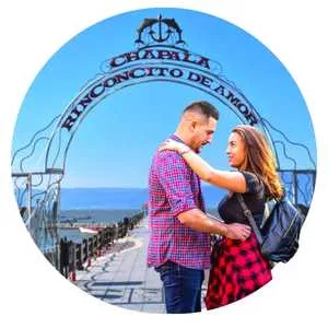 pareja abrazandoce frente a el rinconcito del amor en el lago de Chapala