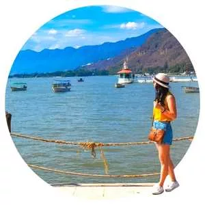 Mujer caminando por el puerto del lago de chapala