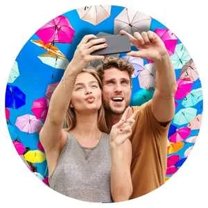 mujer y hombre tomandose una selfie en los paraguas de Tlaquepaque