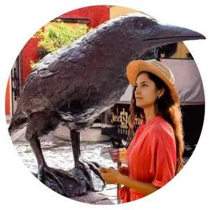 Mujer frente a la estatua de un Cuervo Gigante fuera de la destileria Rojeña en Tequila Jalisco