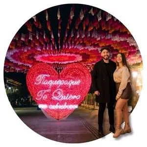 hombrer y mujer frente a decoracion en tlaquepaque tour nocturno